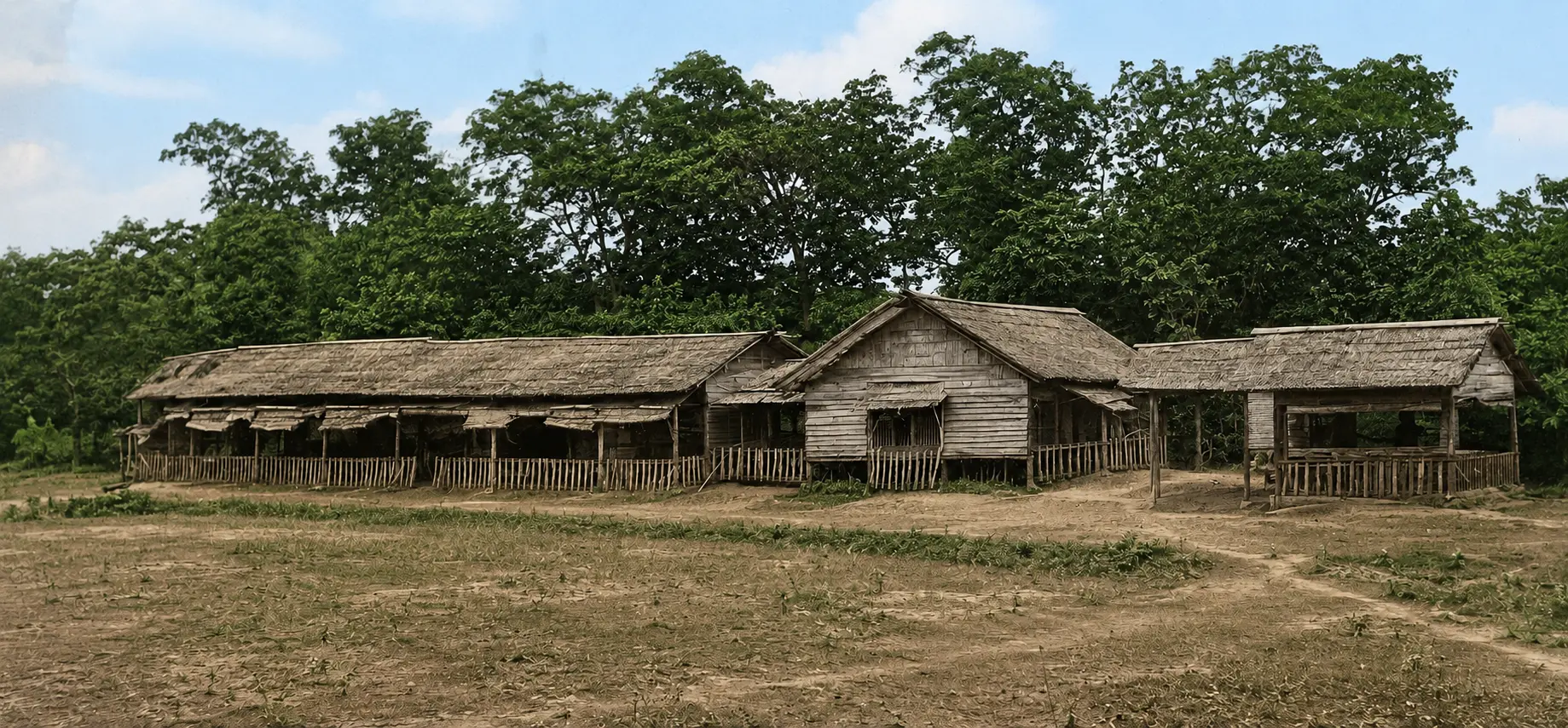 Mga lumang gusaling kahoy na pawid ang bubong sa Lazareto de Mariveles, ang istasyon ng kuwarentenas