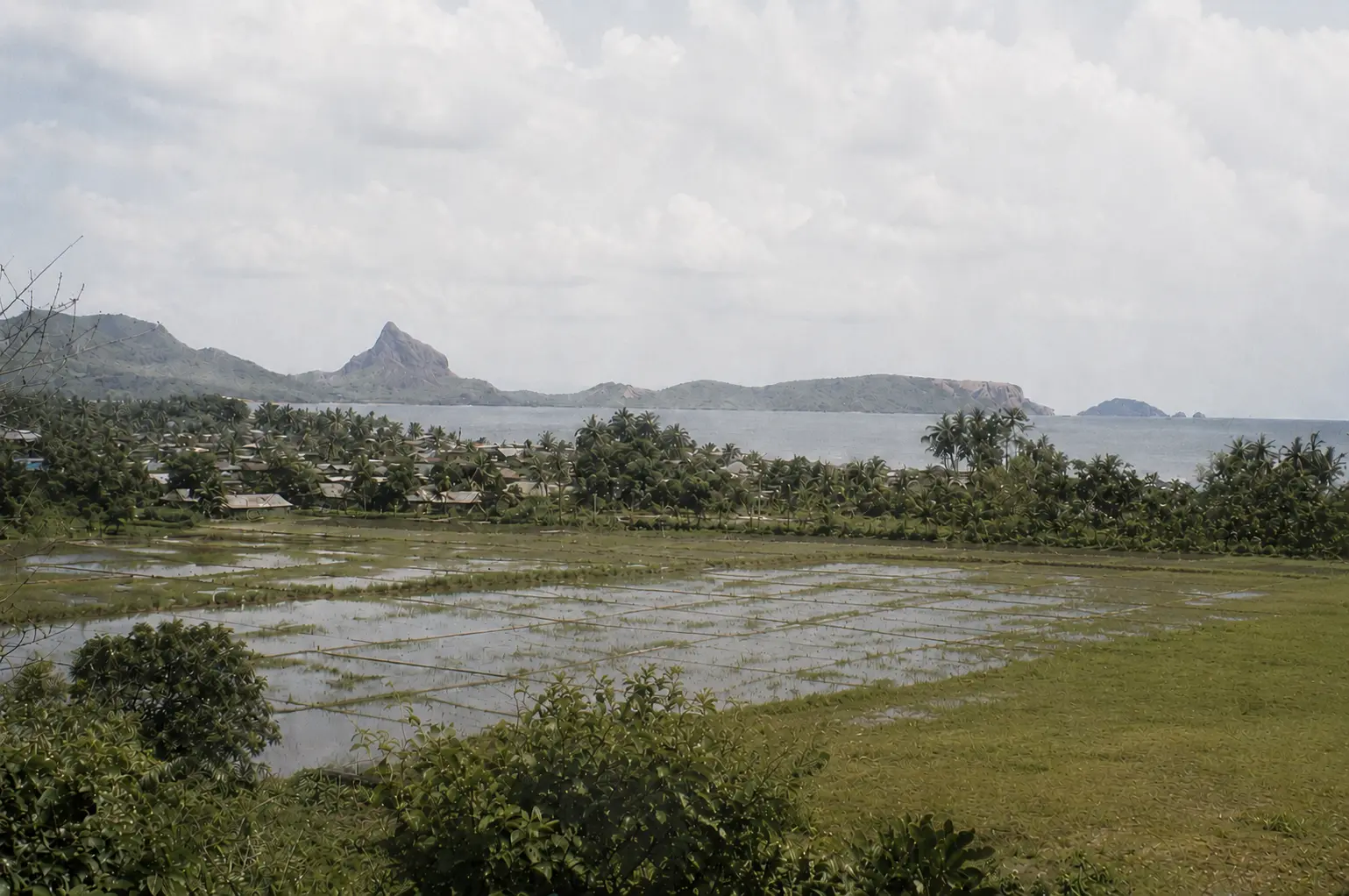 Lumang litrato ng baybayin ng Mariveles na may palayan, mga bahay at tanawin ng dagat patungong Corregidor
